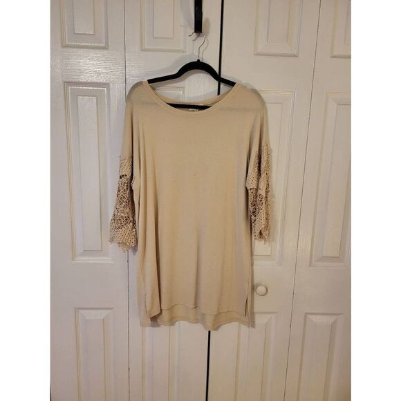 Umgee cream colored tunic with crochet sleeves - Picture 1 of 7